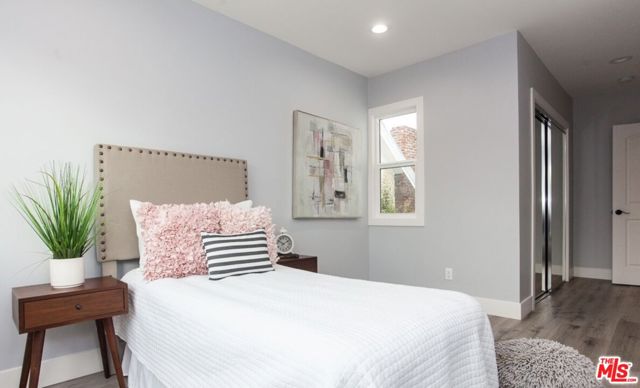 433 S Wilton Place, Los Angeles CA: https://media.crmls.org/mediaz/82d862a6-b028-4743-a237-dce7df977862.jpg