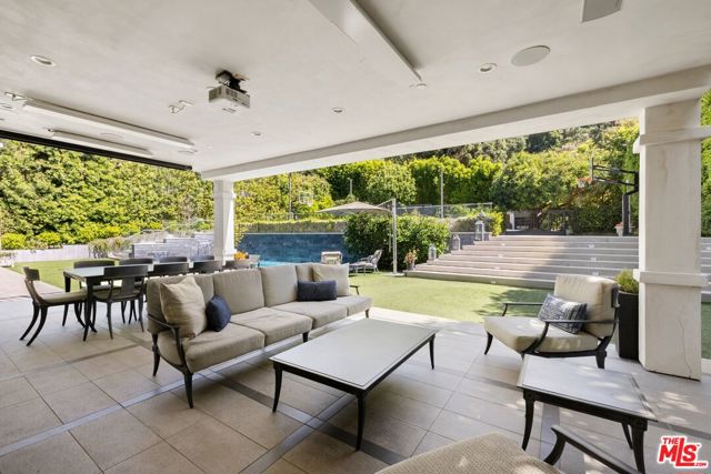 1214 Coldwater Canyon Drive, Beverly Hills CA: https://media.crmls.org/mediaz/82d8ec62-fd76-4d16-9482-5bf3b26b343e.jpg