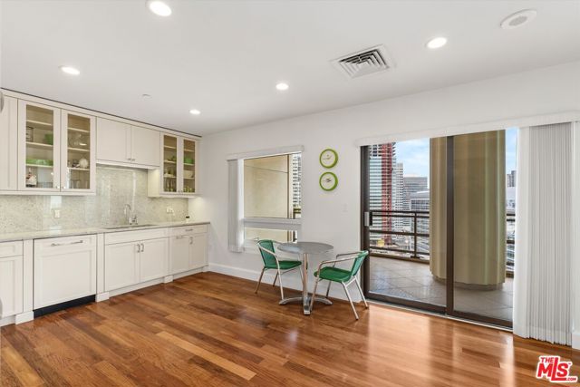 1 W Century Drive, Los Angeles CA: https://media.crmls.org/mediaz/82d8f8ef-ad28-4cbc-aebd-815fec81899d.jpg