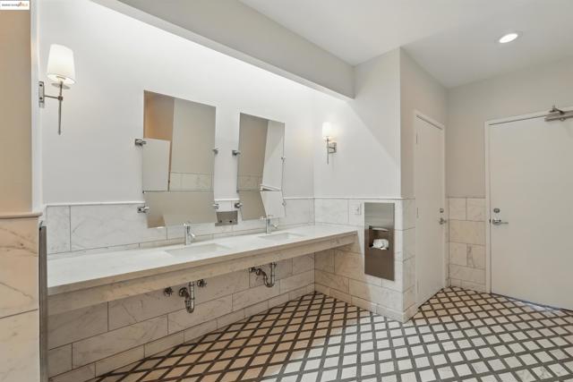565 Bellevue Ave, Oakland CA: https://media.crmls.org/mediaz/82da0071-2f8a-451b-8753-03703fa7def4.jpg