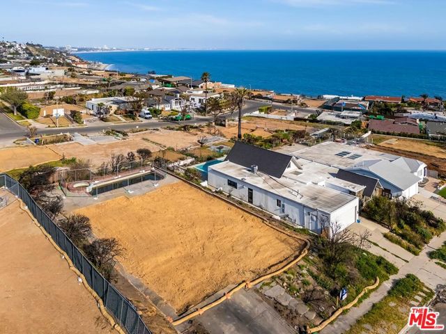 3808 Castlerock Road, Malibu CA: https://media.crmls.org/mediaz/82da20ec-5134-4415-ba8f-12401631eb91.jpg