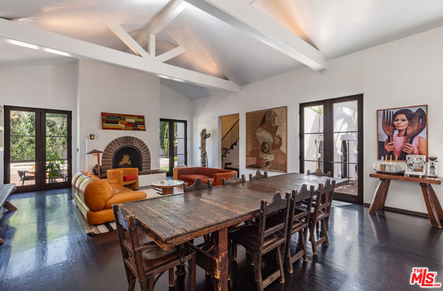 820 N Roxbury Drive, Beverly Hills CA: https://media.crmls.org/mediaz/82dac280-424f-4644-9f76-372ebaad600c.jpg