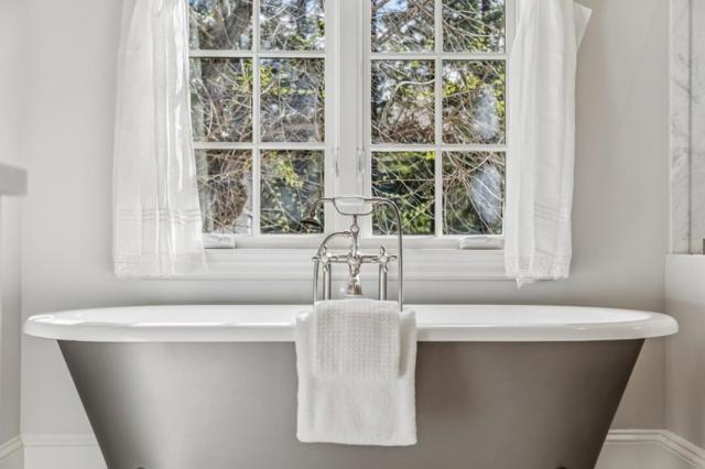 17930 Vineland Avenue, Monte Sereno CA: https://media.crmls.org/mediaz/82dade2c-04d6-4546-a05a-b0404aadce1a.jpg