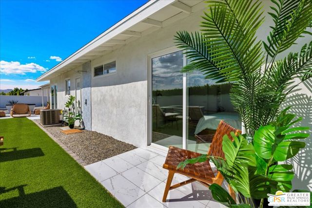 2002 N Whitewater Club Drive, Palm Springs, CA 92262