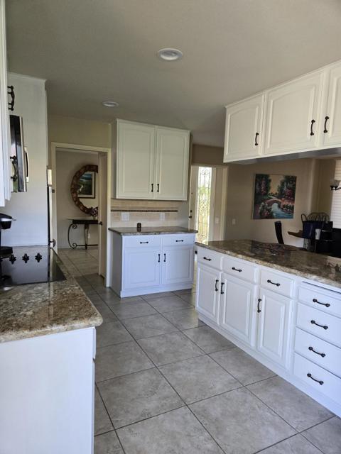 31 Stanford Drive, Rancho Mirage CA: https://media.crmls.org/mediaz/82dc203c-d787-478f-804e-5532ce04b7c6.jpg