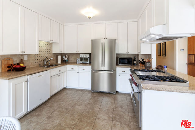 2916 Henrietta Avenue, La Crescenta CA: https://media.crmls.org/mediaz/82dd10fe-a908-4fb4-bcce-7ec6bb744111.jpg