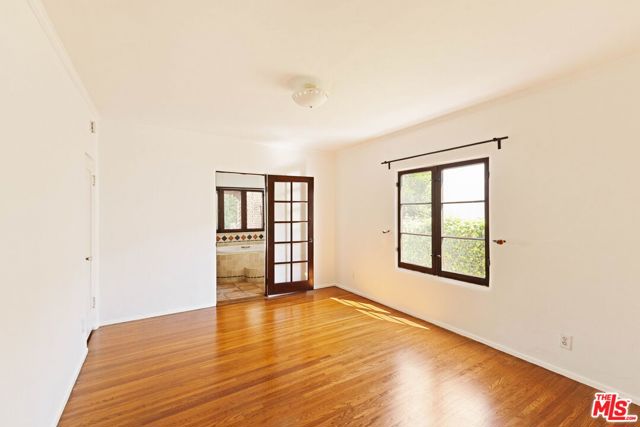 112 N Valley Street, Burbank CA: https://media.crmls.org/mediaz/82deb7a6-1cad-4aec-8034-38a906b2781e.jpg