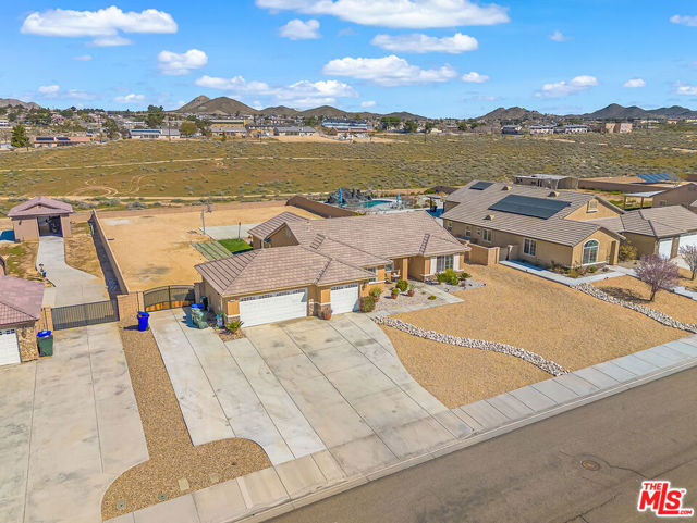 17794 Cabazon Road, Apple Valley CA: https://media.crmls.org/mediaz/82dee310-da9d-446a-b7e5-5cf6011c80f9.jpg