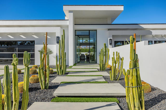 1 Bravo Court, Rancho Mirage CA: https://media.crmls.org/mediaz/82df1d77-5141-406a-8d92-3050ca143743.jpg