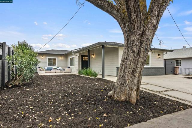 330 Warren Way, Pittsburg CA: https://media.crmls.org/mediaz/82e02721-f865-4960-aa13-9f596ddaad2b.jpg