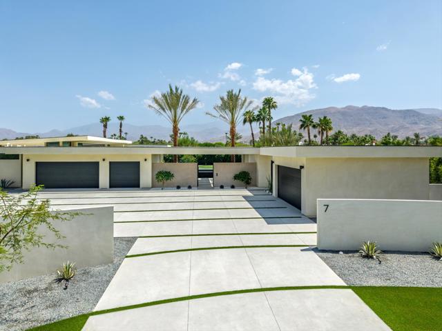 7 Makena Lane, Rancho Mirage CA: https://media.crmls.org/mediaz/82e1c400-0242-44a7-b53e-538463b00f3e.jpg