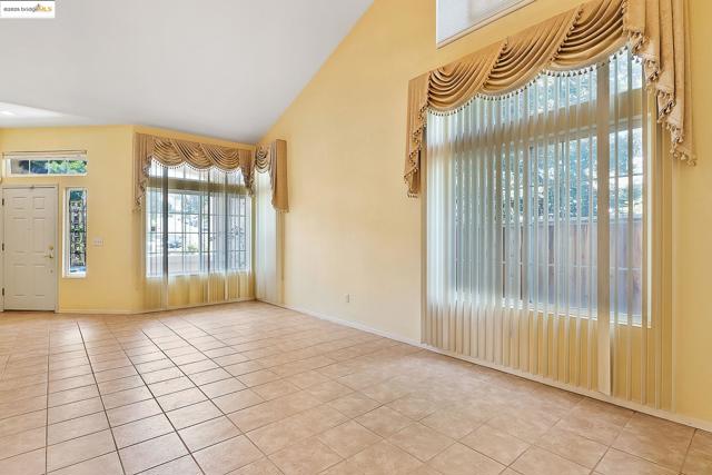 2 Quiet Path Ct, Pittsburg CA: https://media.crmls.org/mediaz/82e30e08-28ff-4079-912f-2c9fbb9c0068.jpg