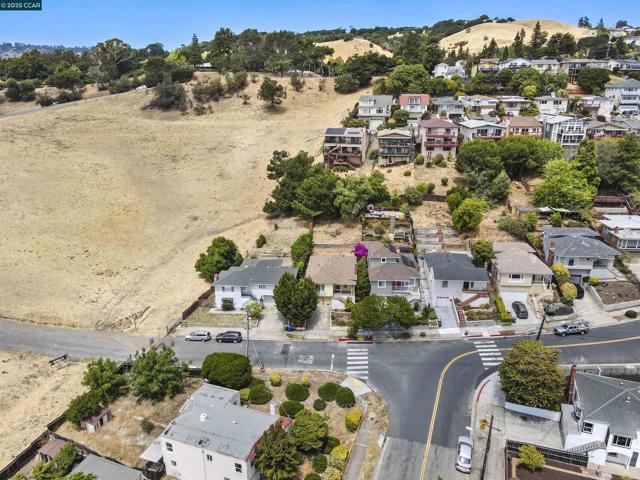 10536 Sheldon St, Oakland CA: https://media.crmls.org/mediaz/82e3fe3d-c191-4765-9744-1e1b4fc014ce.jpg