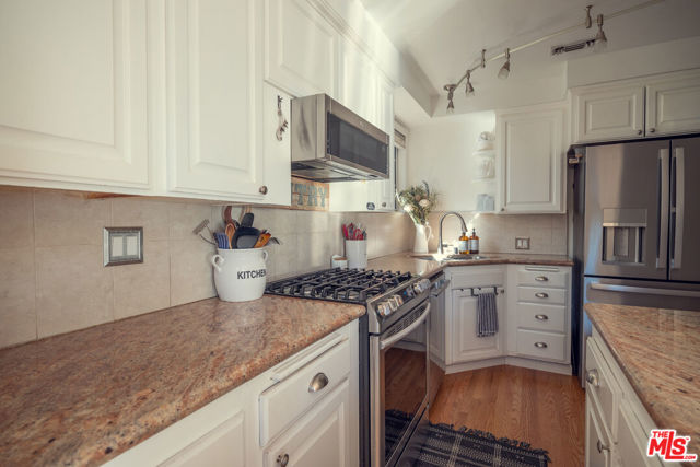 14702 Cohasset Street photo 8
