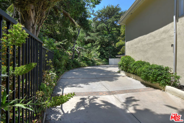 15474 Loom Place, Sherman Oaks CA: https://media.crmls.org/mediaz/82e5e853-dbc6-470b-af1c-e5d7ec4295ac.jpg