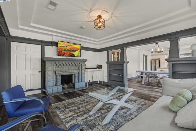 2708 60th Avenue, Oakland CA: https://media.crmls.org/mediaz/82e65882-68cd-4931-8bb4-f0611e8449df.jpg