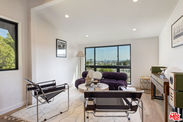 3404 Glenalbyn Drive, Los Angeles CA: https://media.crmls.org/mediaz/82e790b2-0a21-40a5-b119-1ce9c8e16c0f.jpg