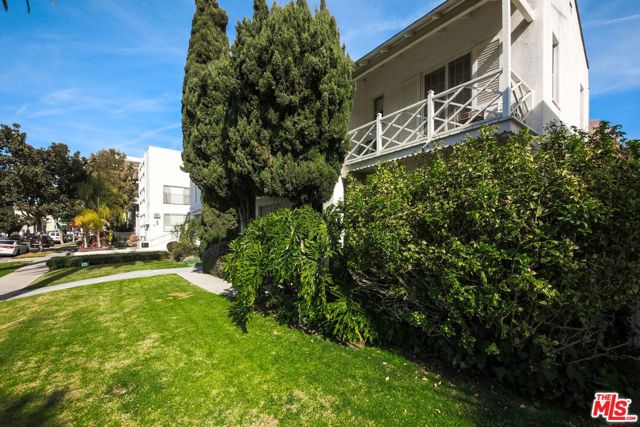 224 S Gale Drive, Beverly Hills CA: https://media.crmls.org/mediaz/82e94505-4790-4282-80b4-ec4e98f33a50.jpg