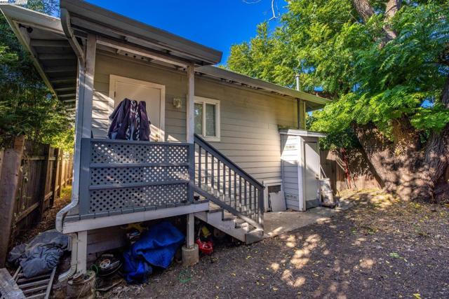 835 Apgar St, Oakland CA: https://media.crmls.org/mediaz/82eaa9d7-08e3-4e79-9149-9e485287c989.jpg