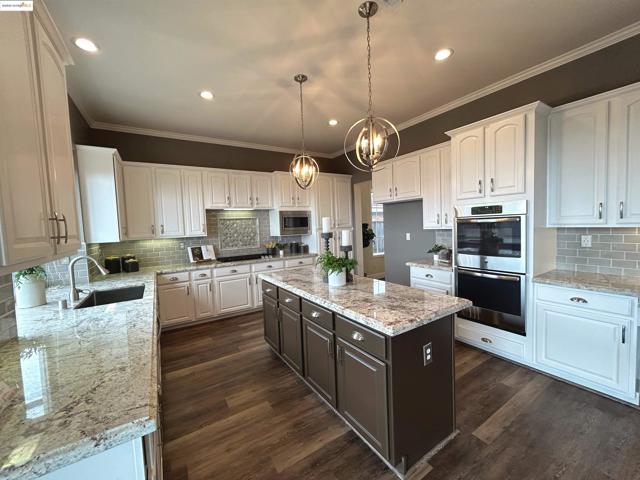 8040 Kelok Way, Clayton CA: https://media.crmls.org/mediaz/82ebcd89-b381-4a30-8b93-dab9a93f0683.jpg
