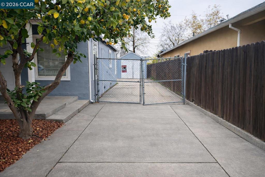 https://media.crmls.org/mediaz/82ec2ef5-4d99-46d4-ab12-b1ddbb5936b5.jpg?preset=X-Large