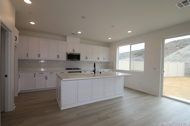 637 Meadowood ST, Fallbrook CA: https://media.crmls.org/mediaz/82ec4595-06fd-4357-bb69-158a66d7d0a9.jpg