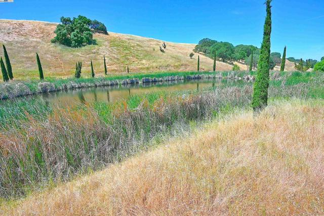 5625 Greenville Rd, Livermore CA: https://media.crmls.org/mediaz/82ec5a55-9140-4085-9232-d6cbe1aee32b.jpg