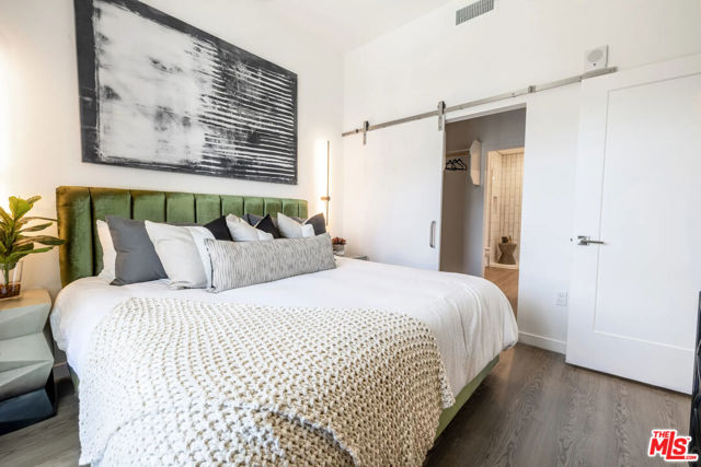 5075 Camino De La Siesta, San Diego CA: https://media.crmls.org/mediaz/82ed01d0-4609-4f95-a3c5-8de85186a617.jpg