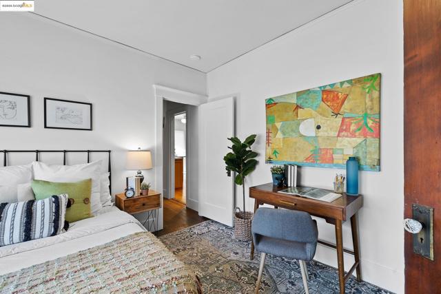 393 43Rd St, Oakland CA: https://media.crmls.org/mediaz/82ed17bb-8346-4052-8ece-945d10db78dd.jpg