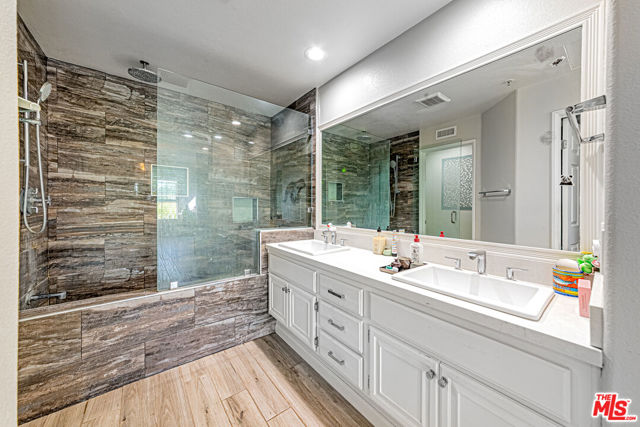 415 Townsquare Lane, Huntington Beach CA: https://media.crmls.org/mediaz/82ed74ff-2e9c-431f-9c25-8b7612d39ff1.jpg