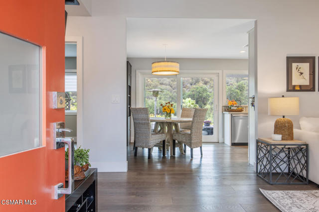 464 W Avenida De Las Flores, Thousand Oaks CA: https://media.crmls.org/mediaz/82ef1c9c-743f-4315-999c-a8b87199a19b.jpg