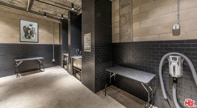 950 E 3rd Street, Los Angeles CA: https://media.crmls.org/mediaz/82f0fbec-5efa-4c0b-9601-5f54a4adc162.jpg