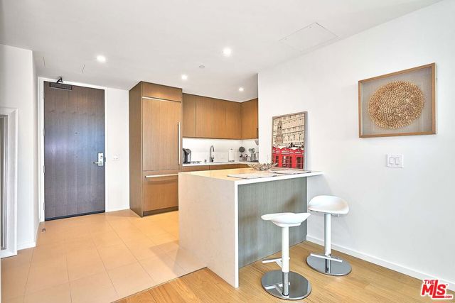 889 Francisco Street, Los Angeles CA: https://media.crmls.org/mediaz/82f12fe6-e494-425a-97e3-7660e3496895.jpg