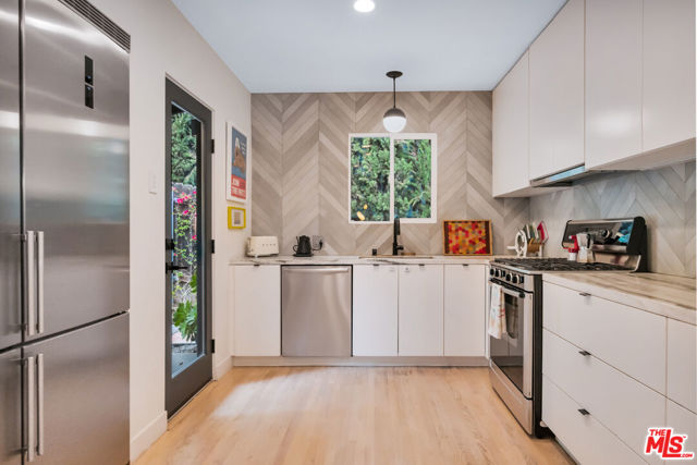 380 Tamarac Drive, Pasadena CA: https://media.crmls.org/mediaz/82f1f514-4ccb-470a-9889-c591e7a96170.jpg