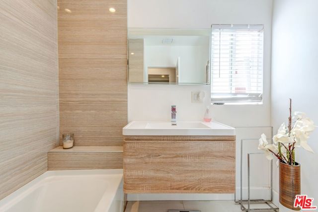 9001 S 5TH Avenue, Inglewood CA: https://media.crmls.org/mediaz/82f1f612-95fa-4742-89ae-1066eeb86d48.jpg