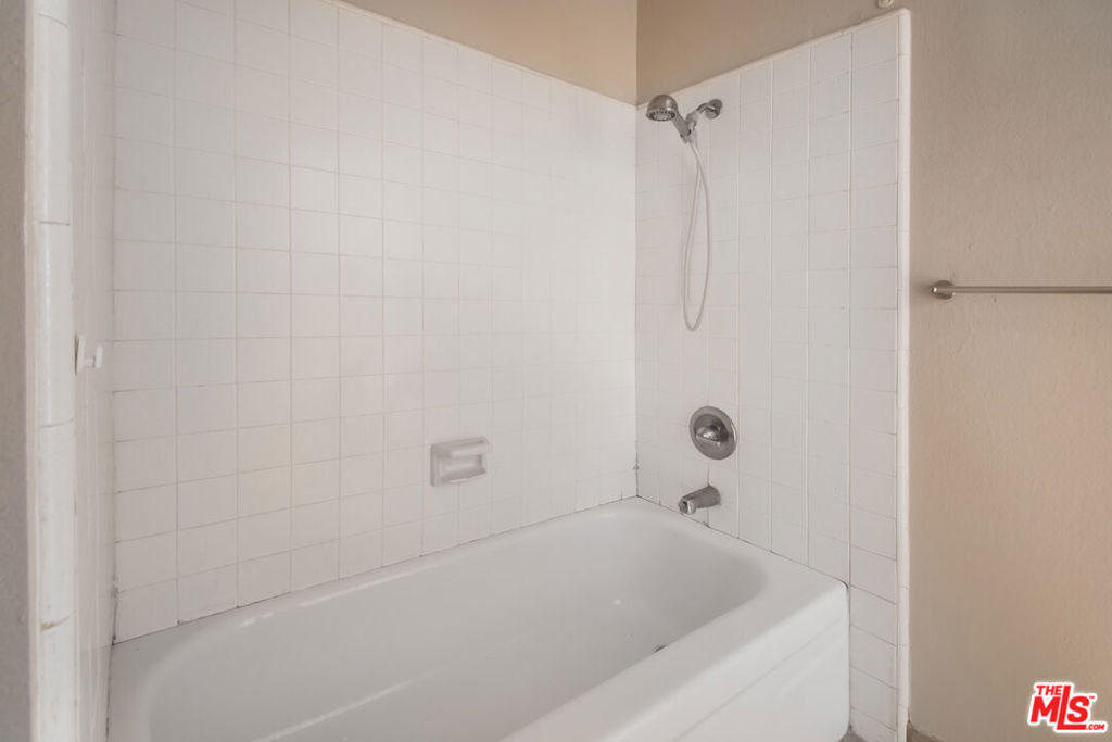 https://media.crmls.org/mediaz/82f22fd2-912d-4922-a6ce-12c26b20b339.jpg?preset=X-Large
