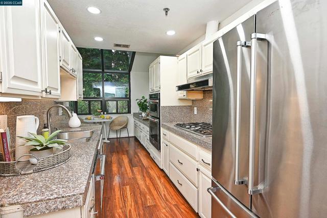 3279 Mt Diablo Court, Lafayette CA: https://media.crmls.org/mediaz/82f29f56-211b-4d9b-88bd-033c64fe6ebd.jpg