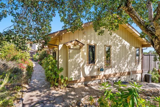 19250 Reavis Way, Salinas CA: https://media.crmls.org/mediaz/82f29f5c-4de0-4cb8-a03b-ab25c3ca626c.jpg