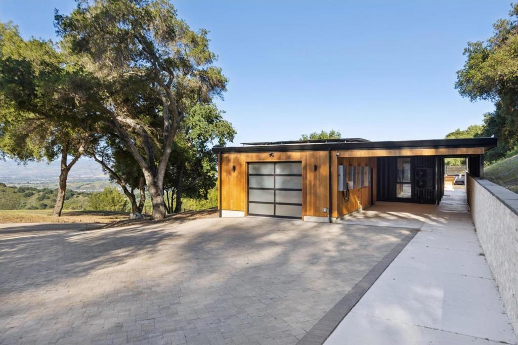 https://media.crmls.org/mediaz/82f36606-ef61-4cfe-80e3-b0816add3e2b.jpg?preset=X-Large