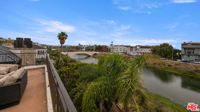 4115 Roma Court, Marina del Rey CA: https://media.crmls.org/mediaz/82f3ace7-192d-43a3-958b-b3d4839ba0be.jpg