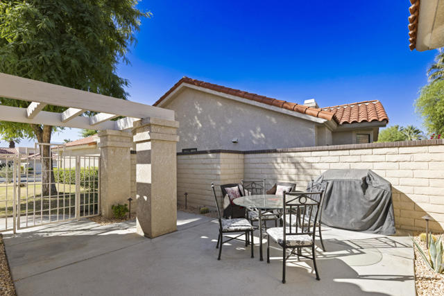 110 Celano Circle, Palm Desert CA: https://media.crmls.org/mediaz/82f3fe02-0b41-4771-8252-28889eef1e7c.jpg
