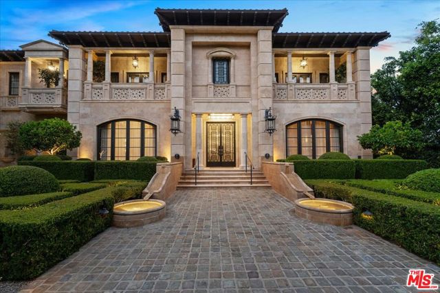 804 N Elm Drive, Beverly Hills CA: https://media.crmls.org/mediaz/82f4c06f-f366-403e-ac32-5c9c3565c777.jpg