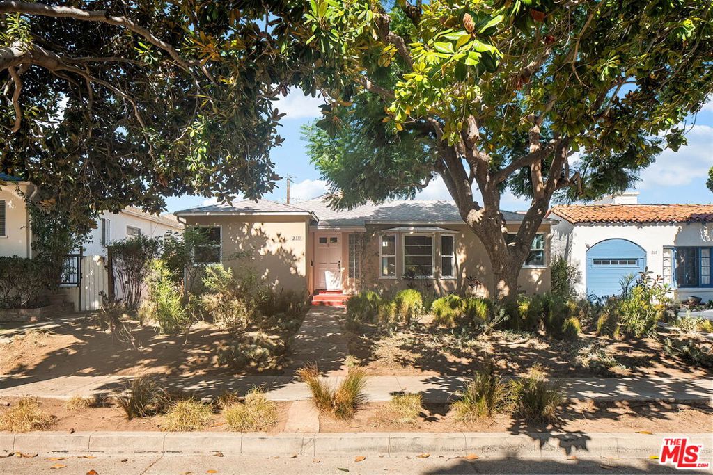2111 Oak Street — Traditional