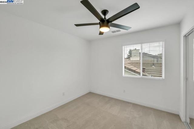 9193 Bungalow Way, Elk Grove CA: https://media.crmls.org/mediaz/82f95cfc-3db7-44ff-af40-f7c277a615dc.jpg