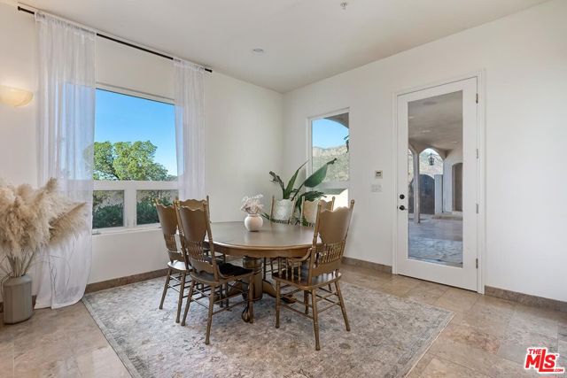 10827 Pacific View Drive, Malibu CA: https://media.crmls.org/mediaz/82f9ce4a-e2dc-4e92-a095-0e741978d3dc.jpg
