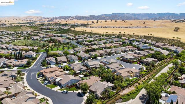 1101 Lafite Ct, Brentwood CA: https://media.crmls.org/mediaz/82f9ee8b-98a0-4160-9901-23ab0bad4d63.jpg