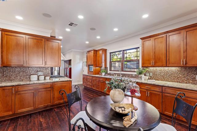 4463 Pleasanton Ave, Pleasanton CA: https://media.crmls.org/mediaz/82fa74b1-a1a3-4bb9-9507-063311894d01.jpg