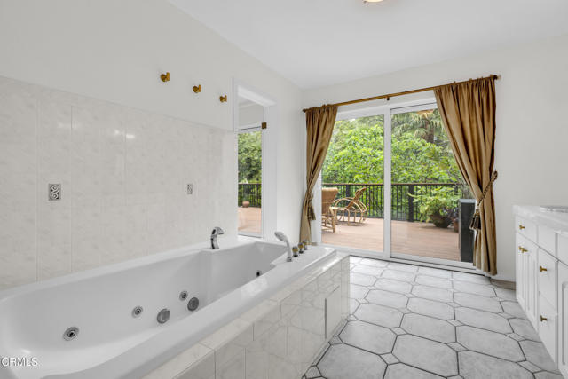 1602 Golf Club Drive, Glendale CA: https://media.crmls.org/mediaz/82fac2fe-c56a-4289-b322-890499411f11.jpg