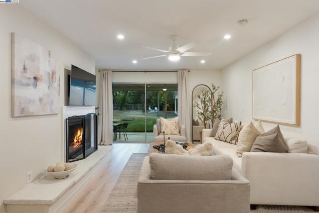 2129 Youngs Ct, Walnut Creek CA: https://media.crmls.org/mediaz/82fb741f-f9e8-4cfe-9ec9-c271bf2248c1.jpg