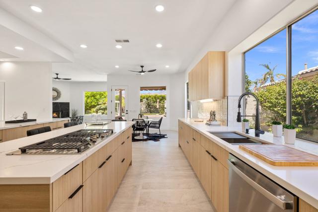7 King Edward Court, Rancho Mirage CA: https://media.crmls.org/mediaz/82fbbd32-d9cd-4566-ac20-f3692bfa75bd.jpg